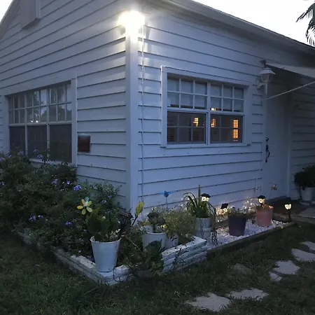 White Wooden House Appartement